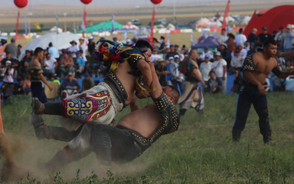 传统民族摔跤比赛,激情对决彰显民族特色的简单介绍 传统民族摔跤比赛,激情对决彰显民族特色的简单介绍